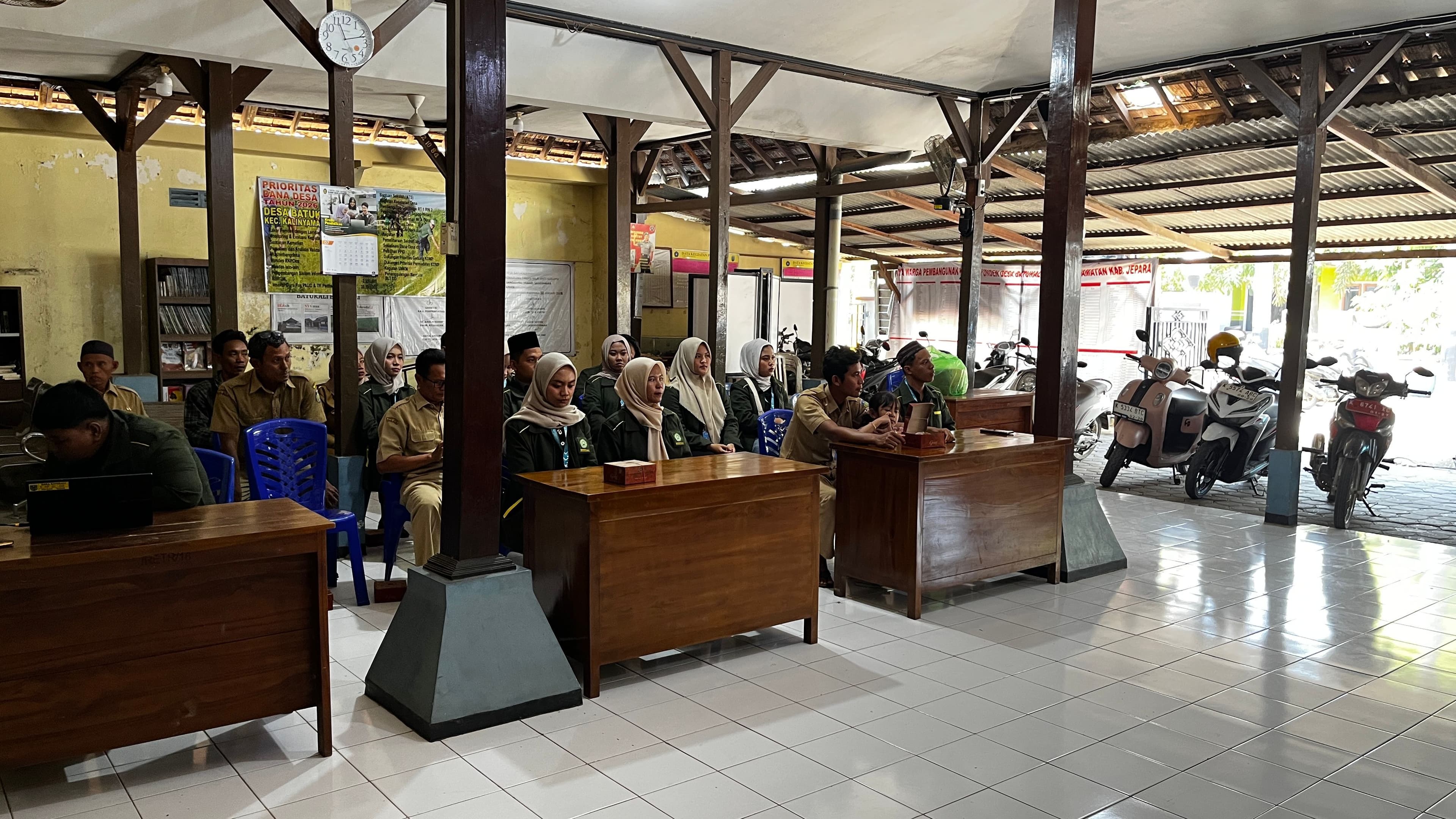 Sinergi Kampus dan Desa: DPL UNISNU Serahkan Tim KKN Kelompok 12 ke Pemdes Batukali