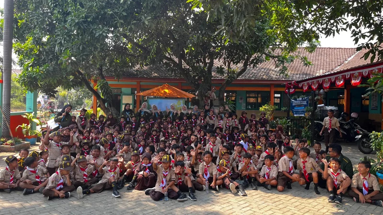 TANAMKAN EMPATI SEJAK DINI, KKN UNISNU SUKSES RANGKUL 180 SISWA SDN BATUKALI LEWAT EDUKASI STOP BULLYING