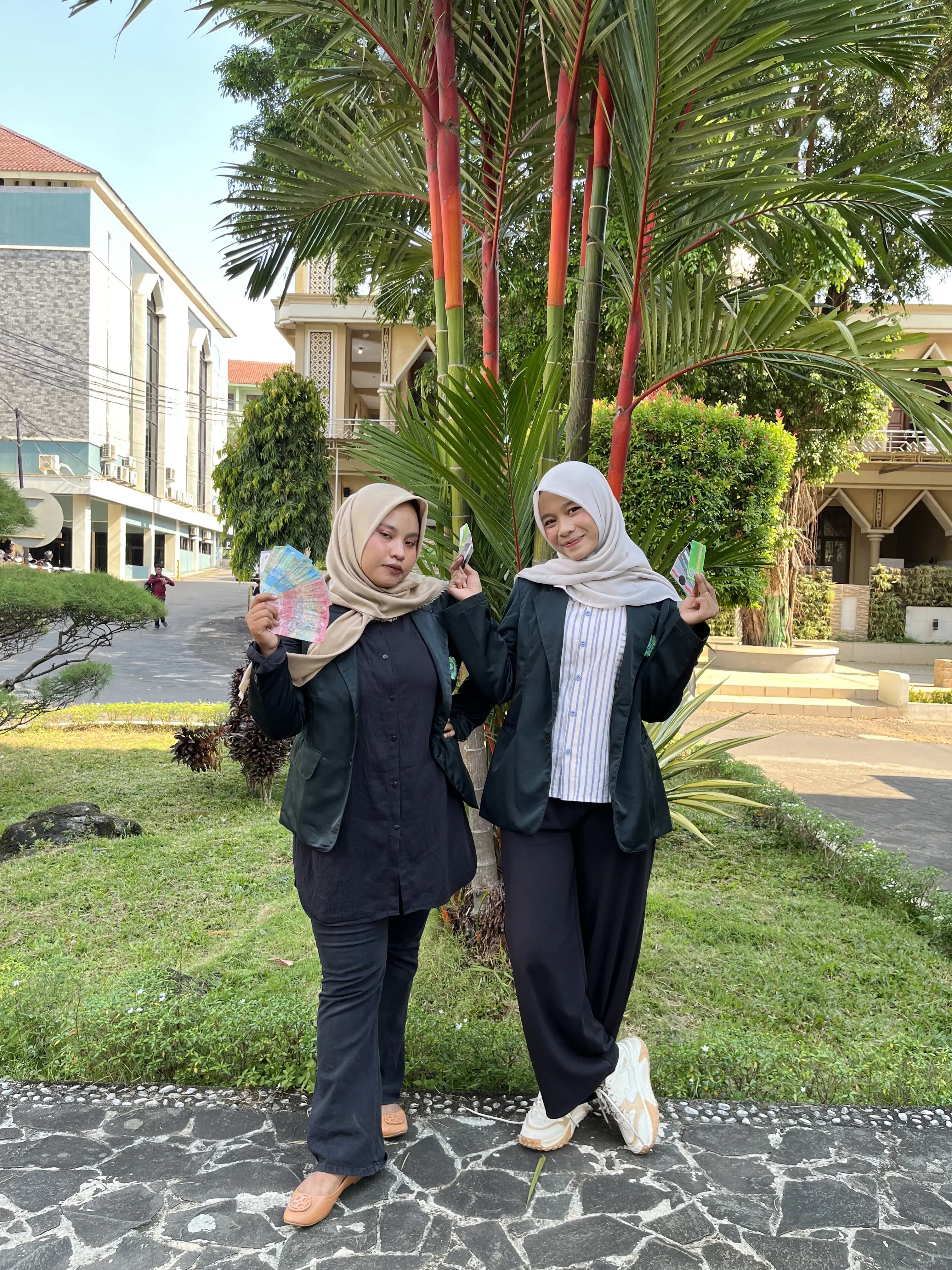 Khalimatus sa'diyah & Ellyna Lailatus Sho'imah F