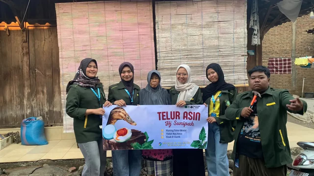 Foto Bersama Hj. Sunipah UMKM Telur Asin